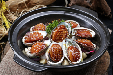 蒜焗砂锅鲜鲍鱼摆放在麻布垫子上