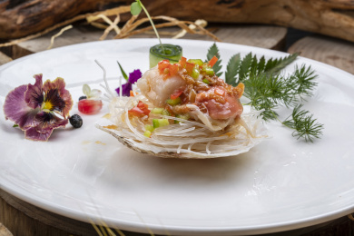 粉丝蒸大扇贝摆放在樟木砧板上