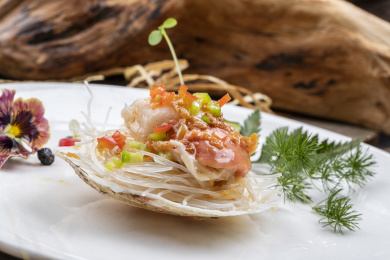 粉丝蒸大扇贝摆放在樟木砧板上