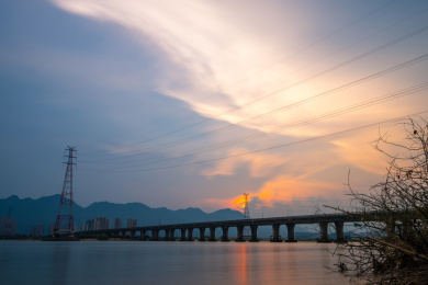 中国福建省福州湾边大桥晚霞