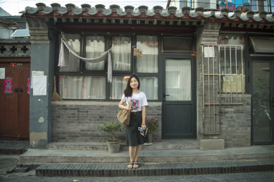 夏天在北京的前门的胡同游玩的女孩