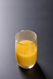 富含维C的鲜榨橙汁摆放在桌面上