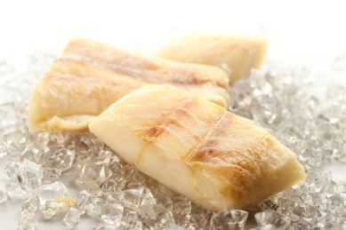 白色背景冰块上的海鲜鲷鱼鱼肉