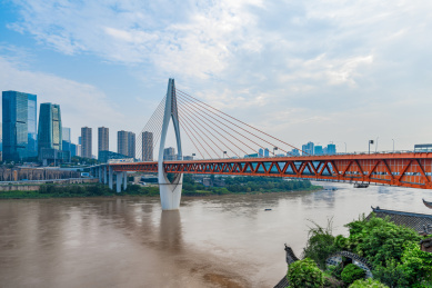 中国重庆千厮门大桥与江北嘴城市建筑
