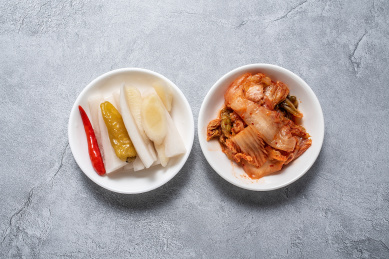 中国美食风味小吃一碟酸萝卜和辣白菜