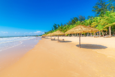中国广东雷州半岛的夏日海岸沙滩风光