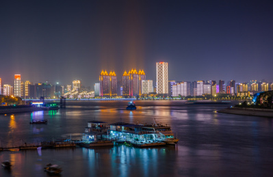 中国湖北省武汉市长江深夜的城市夜景灯光
