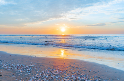 中国广东省湛江市东海岛中国第一长滩龙海天海滨浴场海滩沙滩上的海上