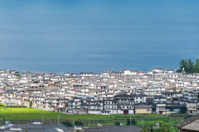 中国云南大理洱海边的白族村落特色建筑远景图