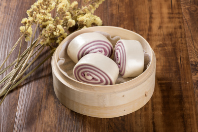 紫白相间的紫米花卷紫薯花卷