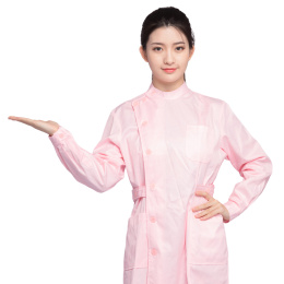 白色背景里，身穿粉色护士服的年轻女孩
