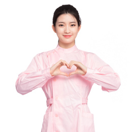 白色背景里，身穿粉色护士服的年轻女孩