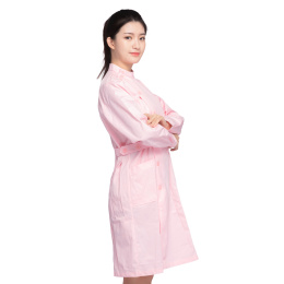 白色背景里，身穿粉色护士服的年轻女孩
