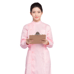 白色背景里，身穿粉色护士服手拿记事板夹的年轻女孩