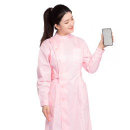  白色背景里，身穿粉色护士服手拿手机的年轻女孩