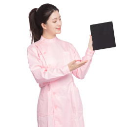 白色背景里，身穿粉色护士服手拿平板电脑的年轻女孩