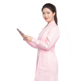 白色背景里，身穿粉色护士服手拿平板电脑的年轻女孩