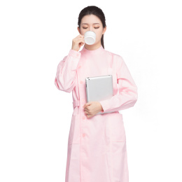 白色背景里，身穿粉色护士服手拿平板电脑的年轻女孩