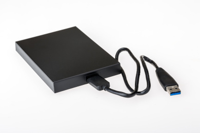 一个黑色移动存储硬盘在白色背景上