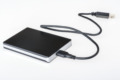 一个移动存储硬盘在白色背景上