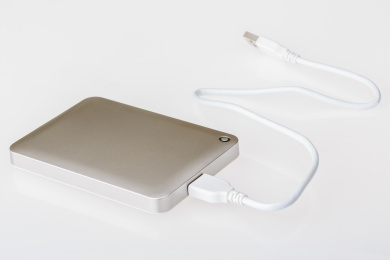 一个土豪金颜色的移动存储硬盘在白色背景上