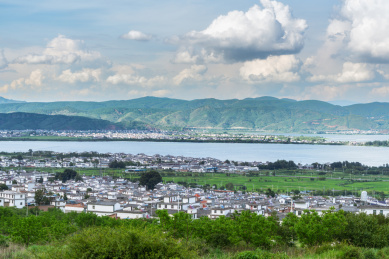 中国云南大理洱海边的白族村落特色建筑远景图