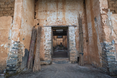 中国乡村古朴静谧的土屋门口