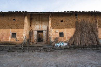 中国乡村古朴静谧的黄土屋