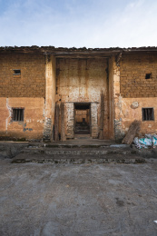 中国乡村古朴静谧的黄土屋