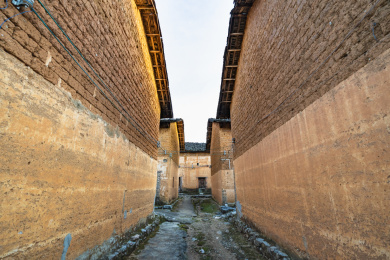 中国乡村古朴的黄土屋和巷子