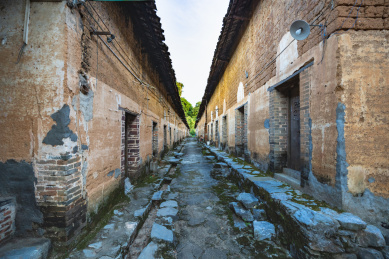 中国乡村古朴的黄土屋和巷子