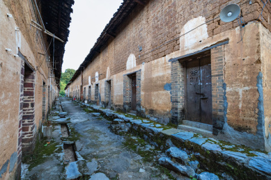 中国乡村古朴的黄土屋和巷子