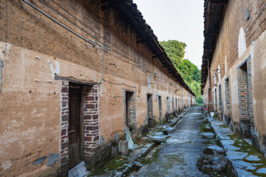 中国乡村古朴的黄土屋和巷子