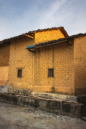 中国乡村古朴静谧的黄土屋