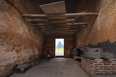 中国乡村古朴静谧的土屋门口