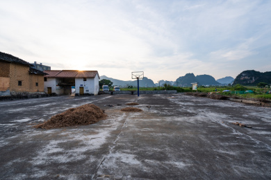 中国乡村古朴的黄土屋和室外篮球场