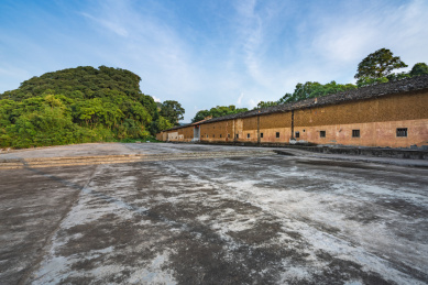 中国乡村古朴的黄土屋和乡土空地