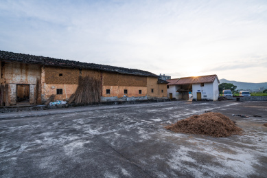 夕阳下中国乡村古朴的黄土屋和乡土空地
