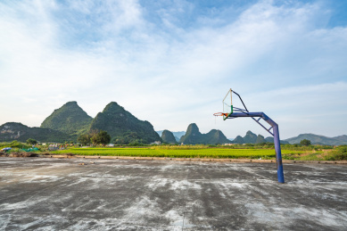 中国乡村偌大的室外篮球场