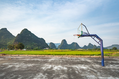 中国乡村偌大的室外篮球场
