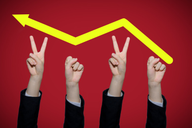 2020年手势新年搭配皇冠与箭头,表示新年新的一年开始成功与希望,商务盈利与赚钱