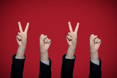 2020年手势新年搭配皇冠与箭头,表示新年新的一年开始成功与希望,商务盈利与赚钱