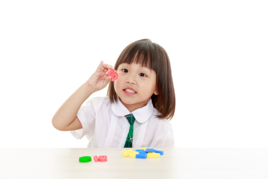 穿校服的小女孩手拿彩色数字玩具