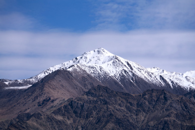 中国青海青藏高原西宁格尔木市可可西里景区美丽巍峨壮观的自然风景保护区昆仑雪山