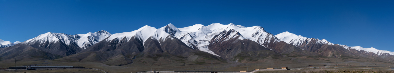 中国青海青藏高原西宁格尔木市可可西里景区美丽巍峨高大的自然保护风景区昆仑雪山全景图