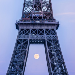黄昏时分月亮升起在巴黎埃菲尔铁塔身后
