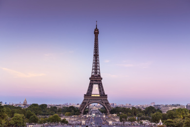 黄昏时分月亮升起在巴黎埃菲尔铁塔身后