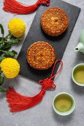 中国中秋节美食，水泥质感背景的月饼和茶水