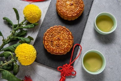 中国中秋节美食，水泥质感背景的月饼和茶水