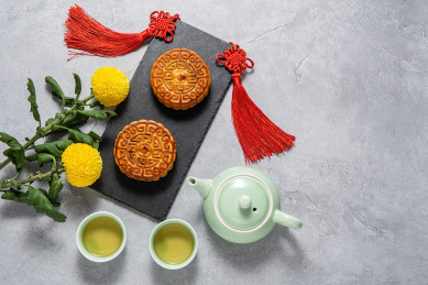 中国中秋节美食，水泥质感背景的月饼和茶水